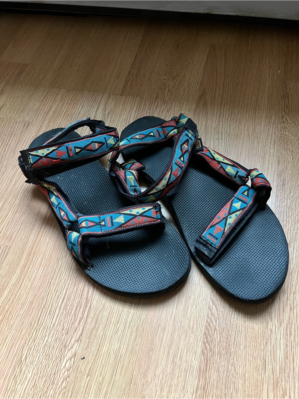 Men's Tevas size 11 multicolor print strap